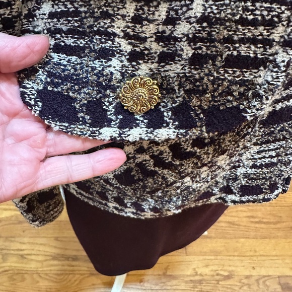 CLEARANCE -- Beautiful and Classy St John’s Knits Skirt Suit - Picture 5 of 6